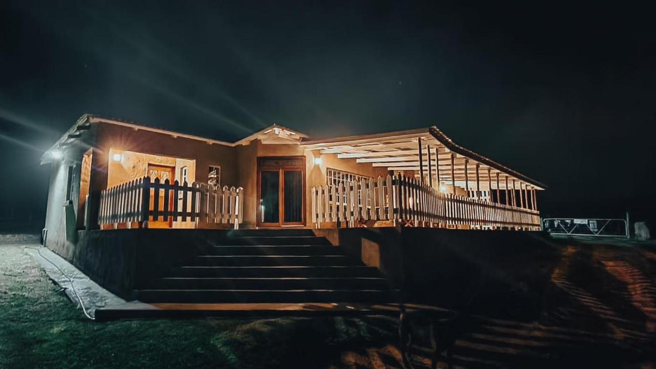 Rocks & Roses Farm Stay Lochiel ภายนอก รูปภาพ